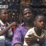 A Sombra do Meu Pai investiga os vínculos entre pai e filhos em meio ao colapso da democracia