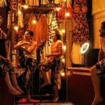 “Na Beira” revela um coletivo que se despe na margem e convida o público a atravessar junto